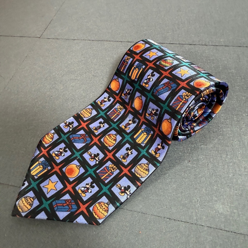 🎁 Vintage Mickey Unlimited Disney Tie Mickey Mouse Holiday Gift Print